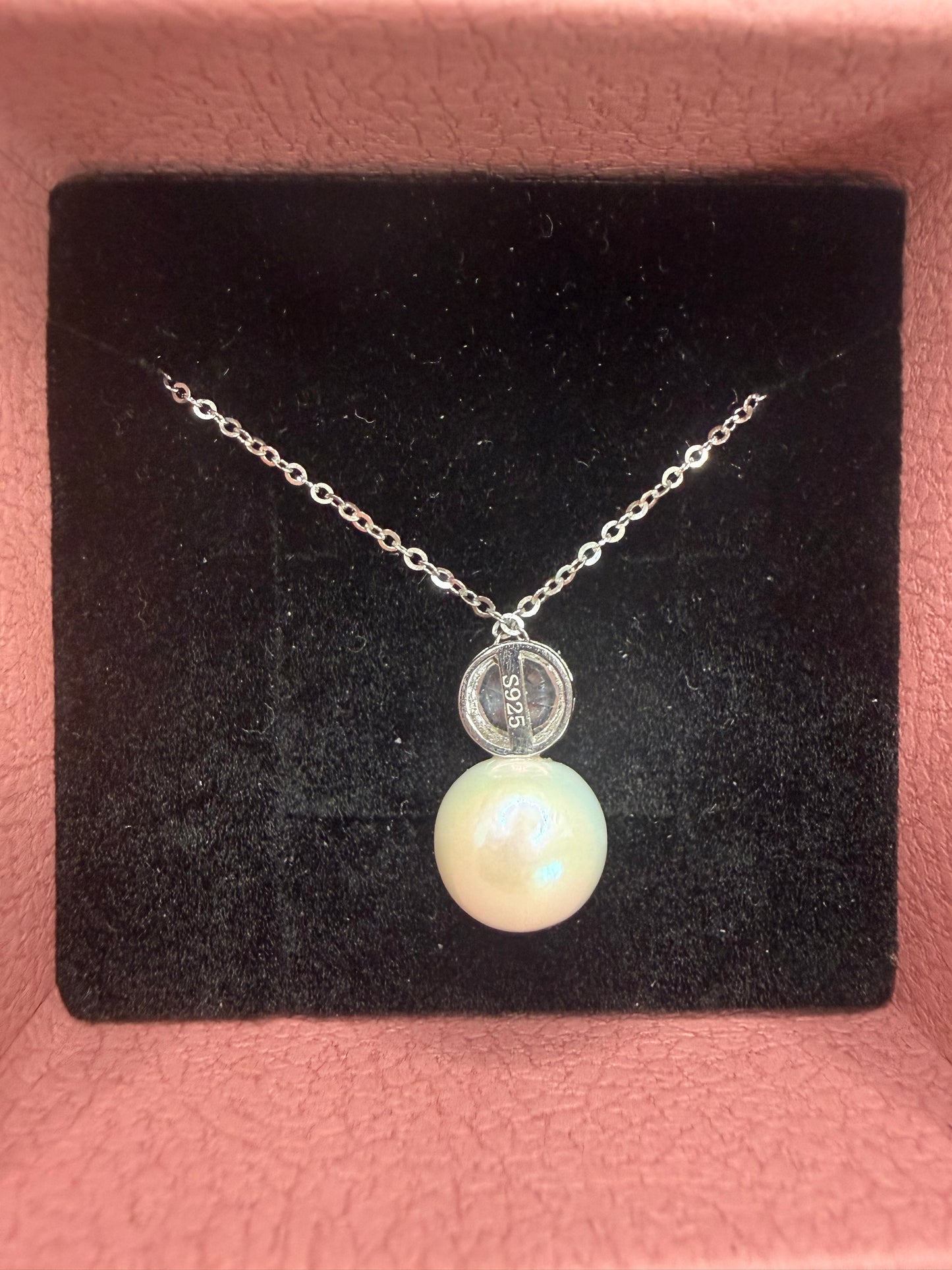 Elara Pearl Pendant Necklace