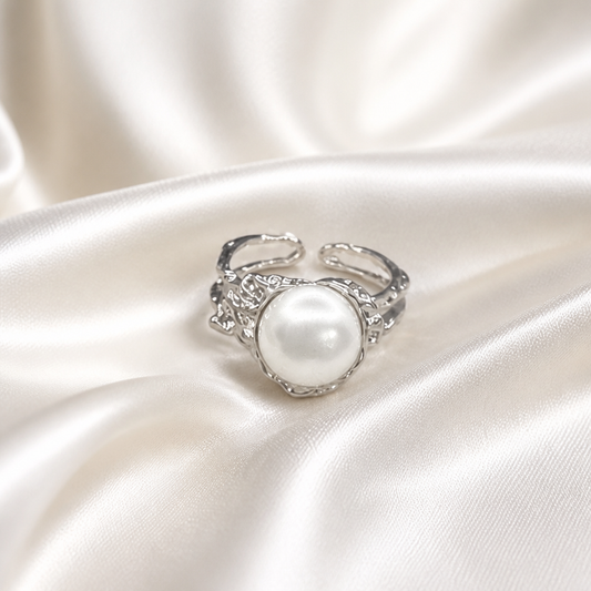 Flora Textured Single Pearl Ring