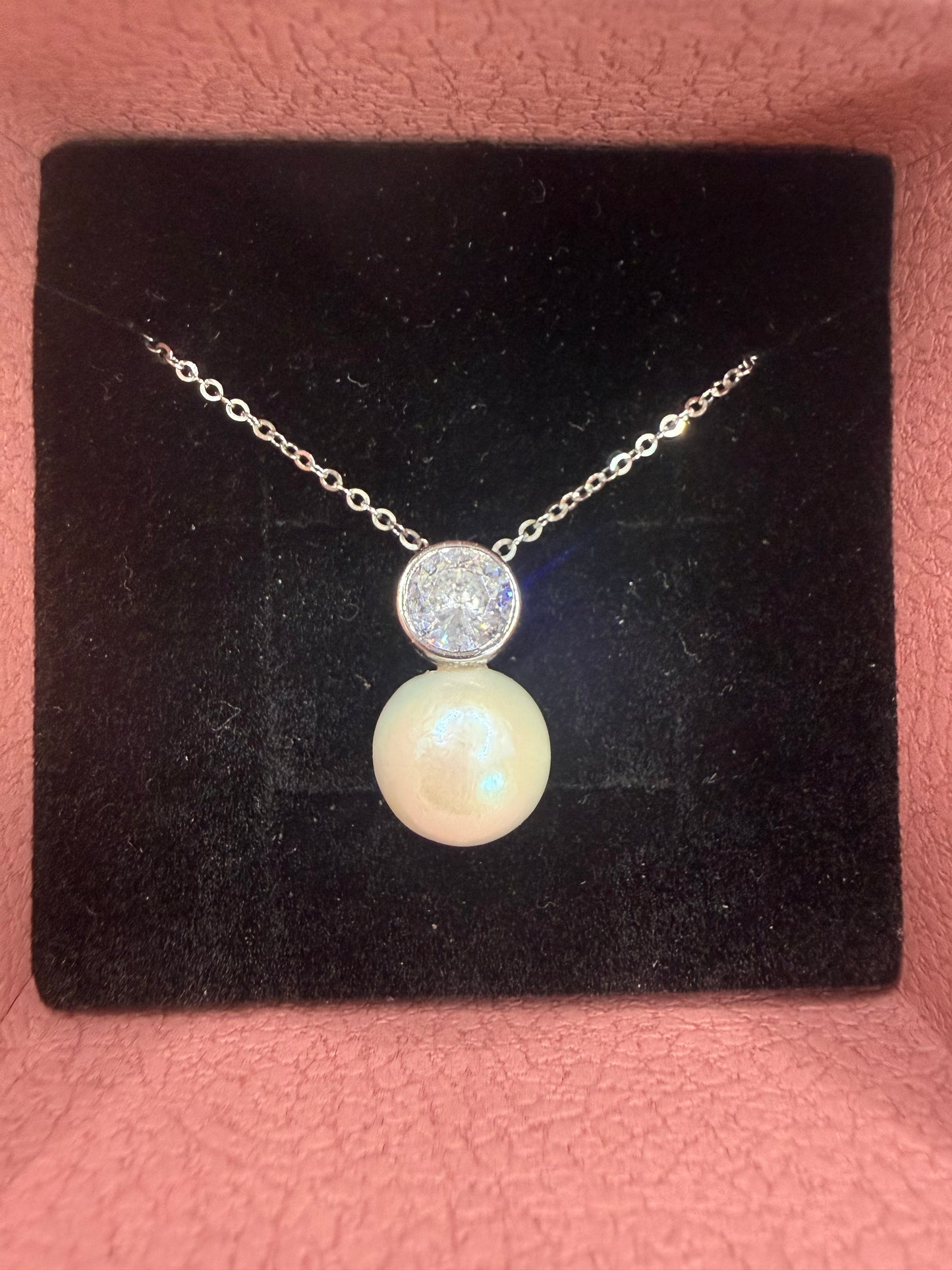 Elara Pearl Pendant Necklace