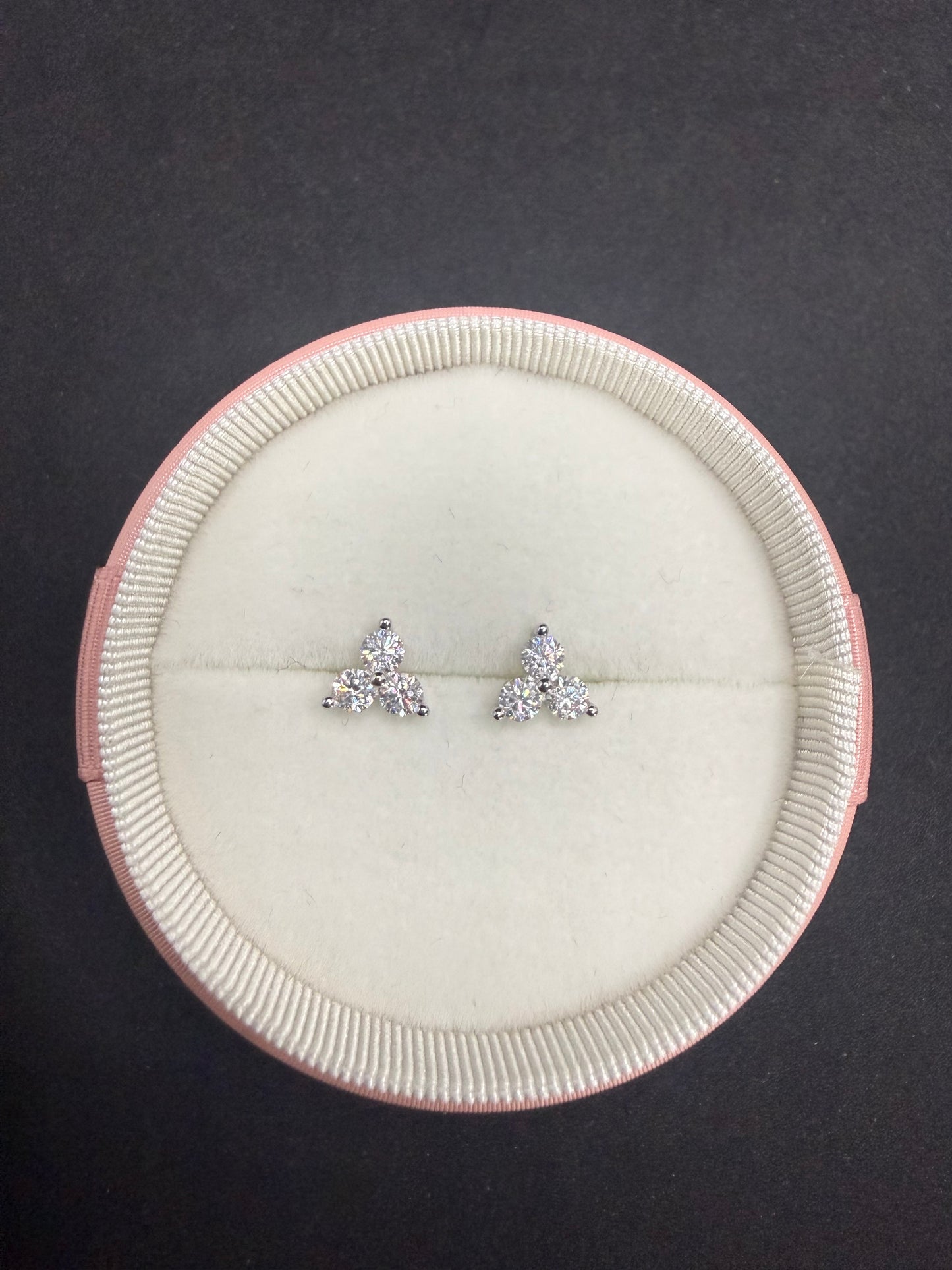Clous d'oreilles trilogie en moissanite