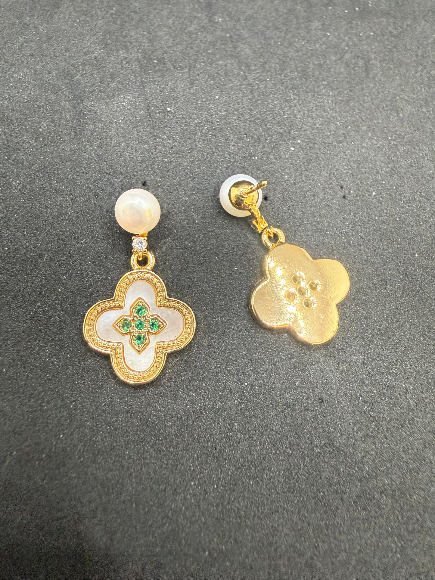 Verde Clover Pearl Earrings