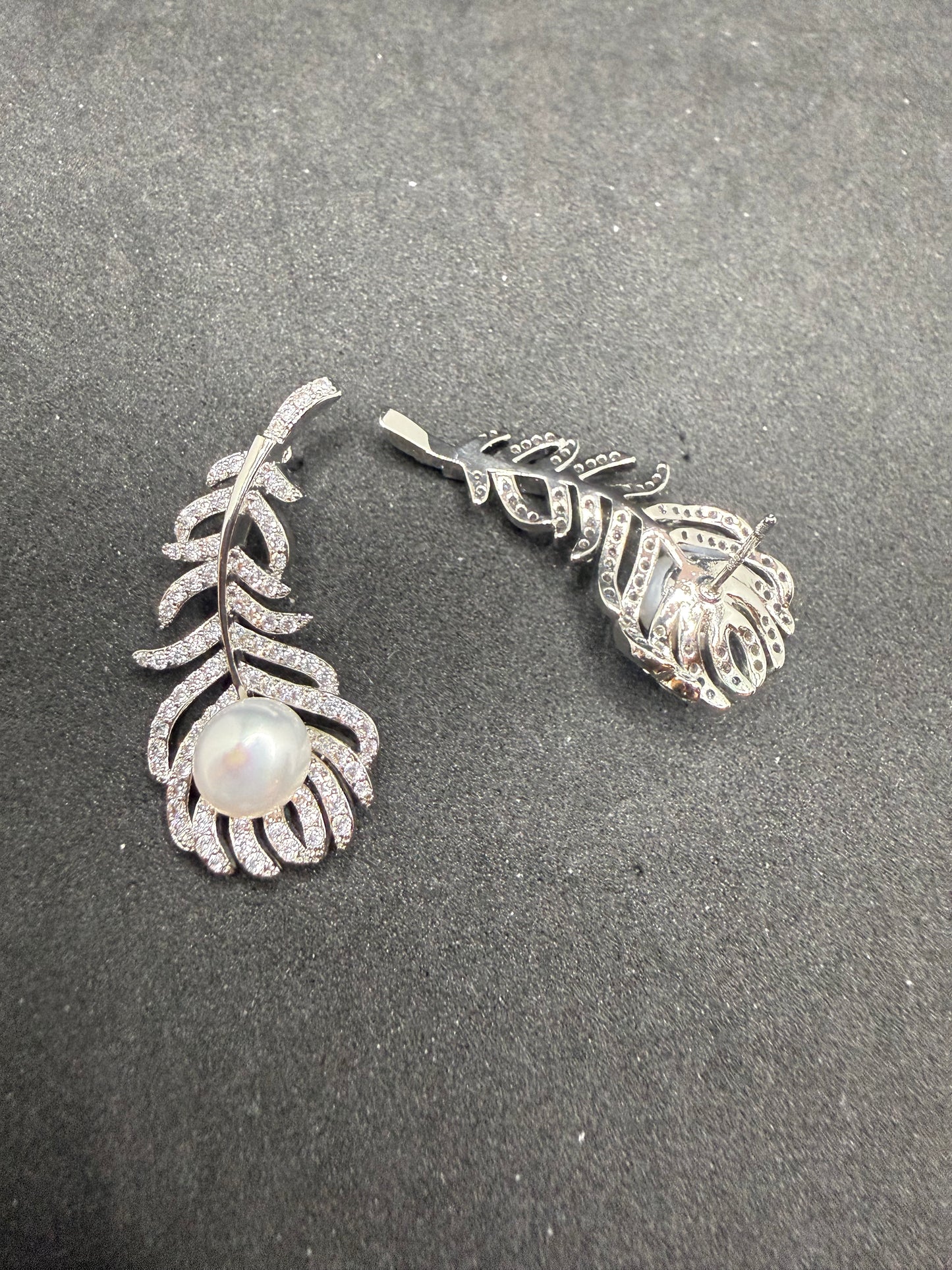 Elara Leaf Earrings