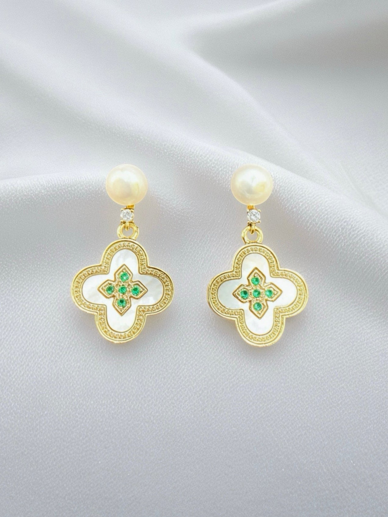 Verde Clover Pearl Earrings
