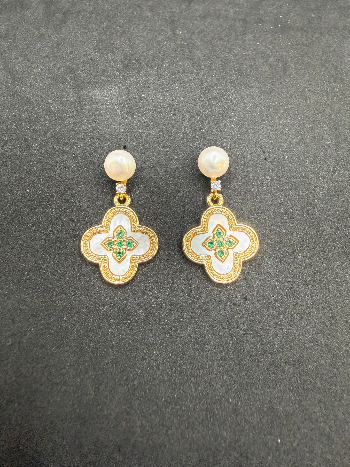 Verde Clover Pearl Earrings